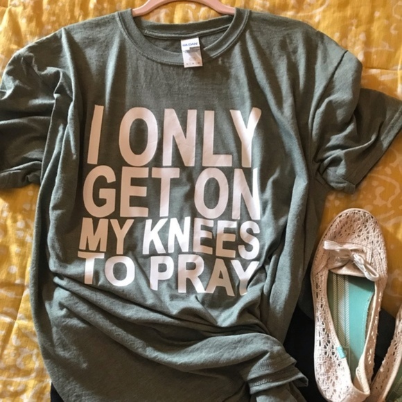 Tops - ONLY GET ON MY KNEES TO PRAY short unisex size XL
